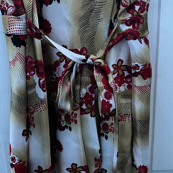 BCX Top| Silk Top with tie in the back| Gold & Red Flowers| Size L - Picture 5 of 5